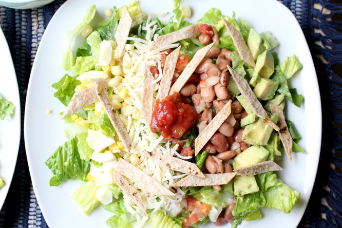 This delicious southwestern salad is packed with flavor and nutrition!  It's perfect for a busy weeday meal that the whole family will enjoy! - www.homemadenutrition.com