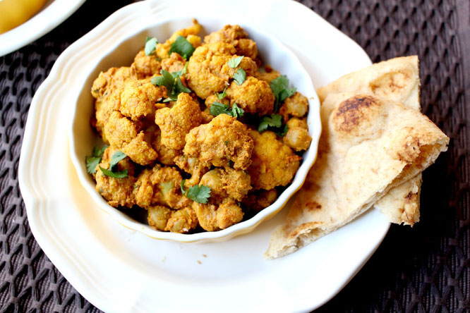 quick and healthy weeknight cauliflower and chickpea curry - perfect vegan dinner option! - by homemade nutrition - www.homemadenutrition.com