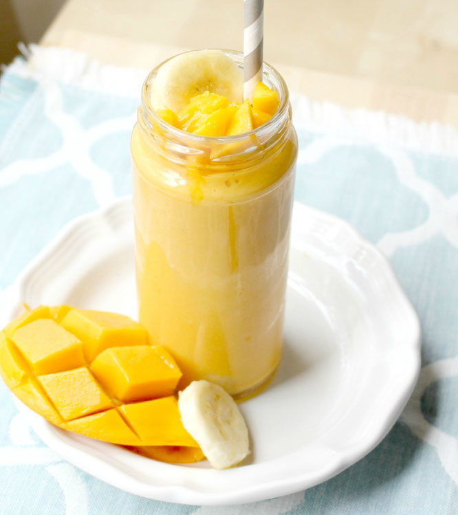 This mango banana smoothie is so creamy, mild, and sweet!  It also holds really well in the fridge so you can make it the night before! - www.homemadenutrition.com