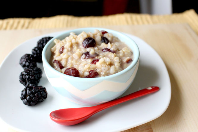 This five-ingredient overnight brown rice pudding is vegan, gluten free, and a healthy breakfast that tastes like dessert! #recipe #breakfast #brownrice #homemadenutrition