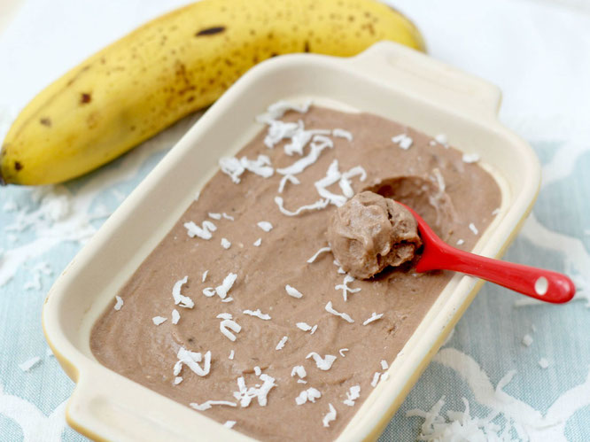 Easy vegan chocolate ice cream: three ingredients, no added sugar, no gluten, but completely declicious! - www.homemadenutrition.com
