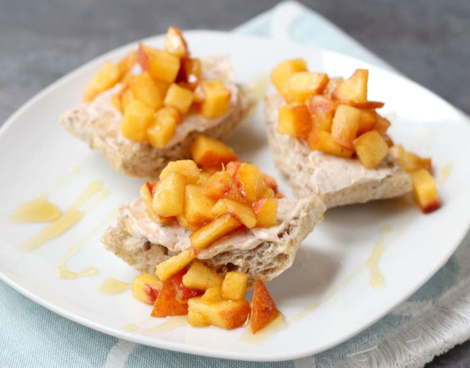 The easiest peach crostini recipe! It takes just a few ingredients and a few minutes to make this simple, light, and delicious summer dessert! - www.homemadenutrition.com