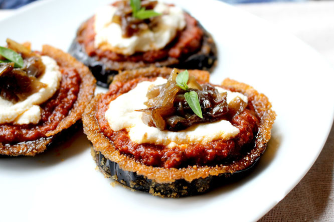 Baked eggplant makes the base of these flavorful pizzas topped with sun dried tomato pesto, ricotta, and caramilized onions.   These are delicious and simple! - www.homemadenutrition.com