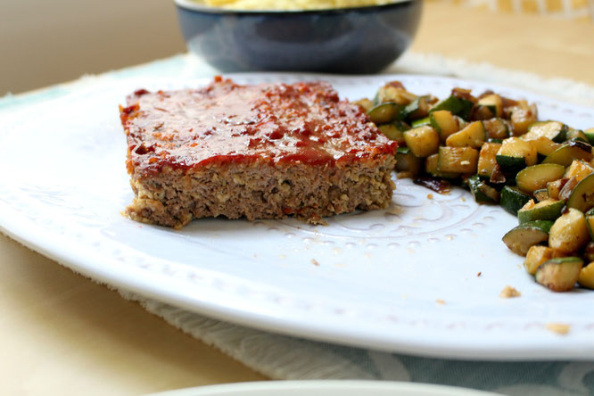 A simple, easy meatloaf recipe perfect to have on hand for a special meal even on a busy weeknight! - www.homemadenutrition.com