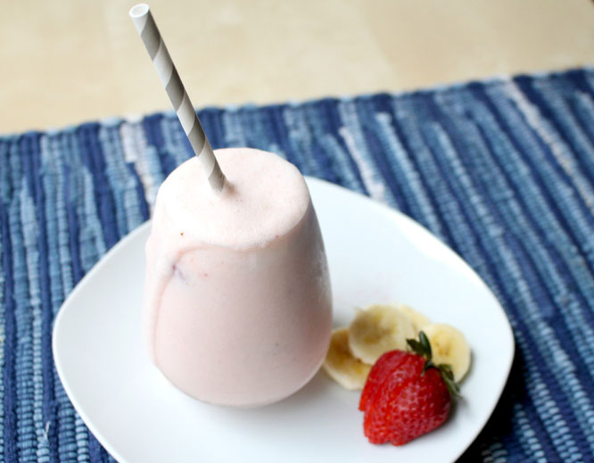 This easy creamy strawberry banana smoothie is a great on the go breakfast for spring or summer!  -www.homemadenutrition.com