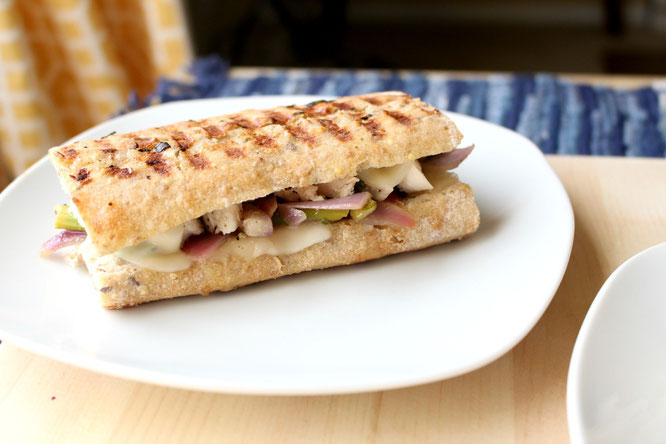 This lemon-herb chickena and roasted veggie panini is the best weeknight dinner made from leftovers! - www.homemadenutrition.com