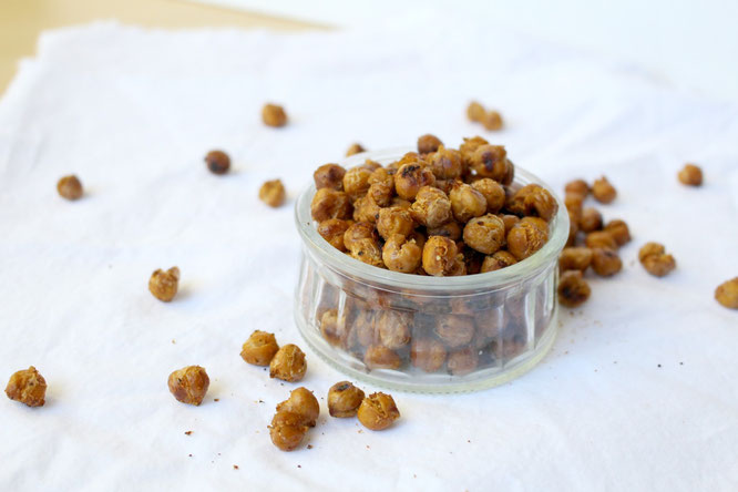delicous, smoky BBQ roasted chickpeas are the perfect healthy alternative to chips!  - by homemade nutrition - www.homemadenutrition.com