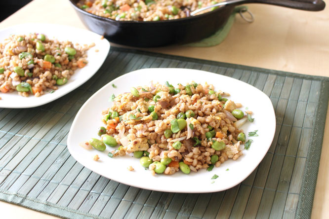 Simple, healthy barley fried rice with edamame makes for the perfect 20 minute vegetarian dinner that is hearty and satisfying! - by homemade nutrition - wwww.homemadenutrition.com