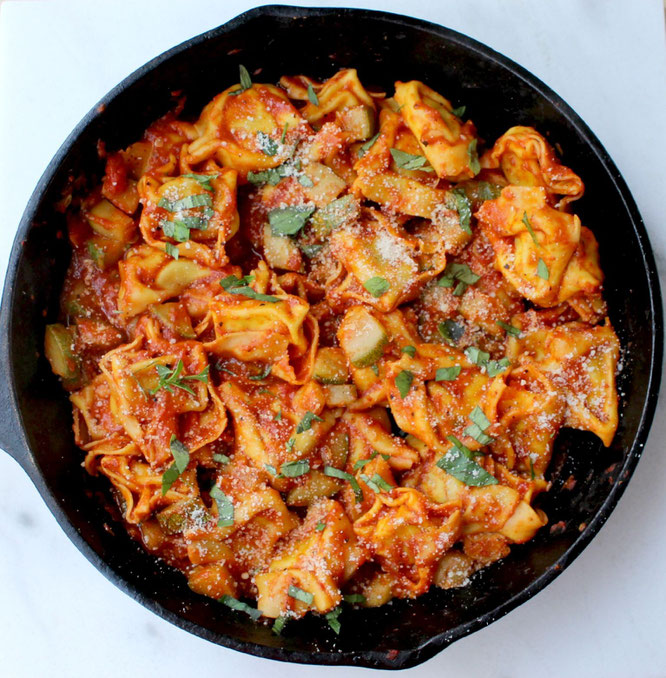 This one-skillet vegetarian ravioli with easy roasted red pepper sauce is the perfect dinner in a rush.  Simple, filling, and full of flavor! - www.homemadenutrition.com