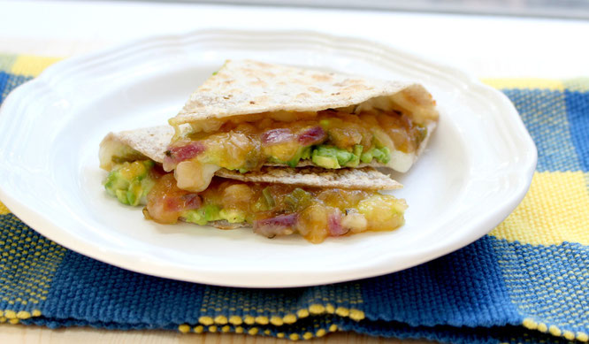 Quick and delicious avocado mango chutney quesadilla - perfect Meatless Monday dinner or quick lunch anyday!  www.homemadenutrition.com