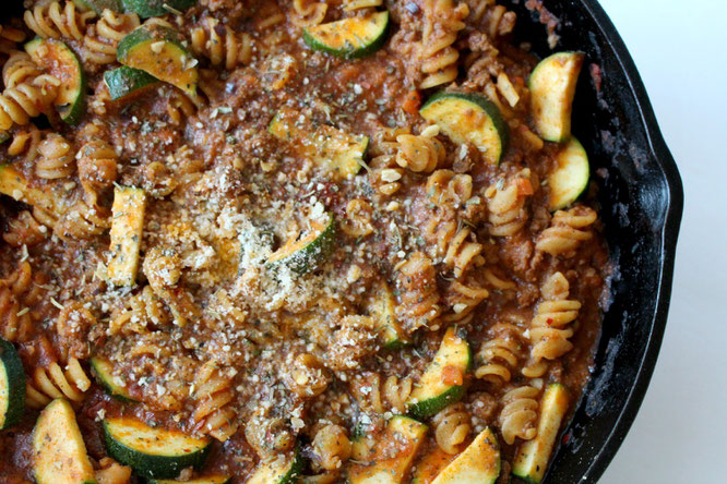 homemade skillet lasagna with vegetables, whole grain pasta, and lean beef! so good! - by homemade nutrition - www.homemadenutrition.com