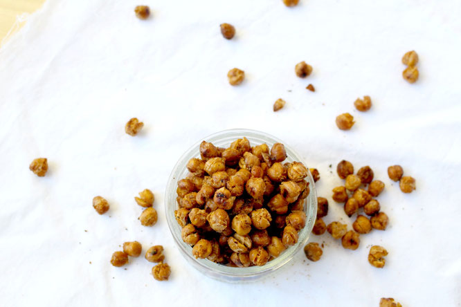 Looking for a healthy alternative to potato chips?  These Smoky BBQ Roasted Chickpeas are the ultimate helathy snack that also satisfies those salty, crunchy cravings! - by homemade nutrition - www.homemadenutrition.com