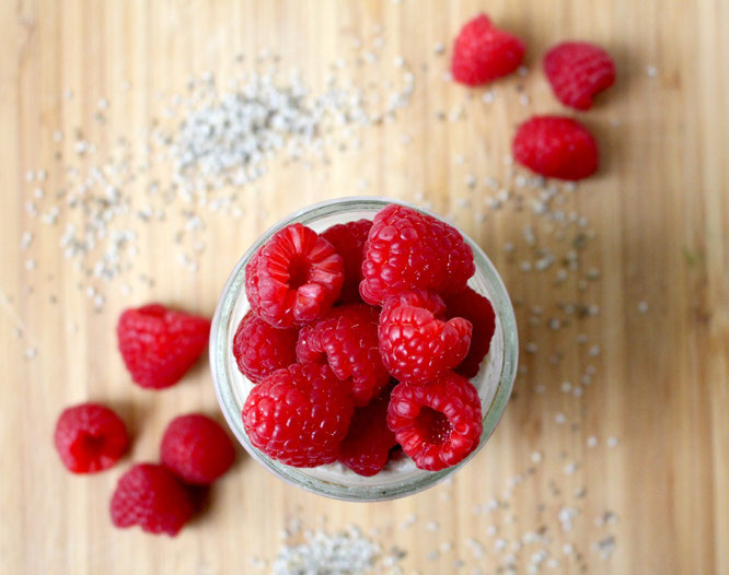 raspberry chia overnight oats - delicous, simple, and so healthy! - by homemade nutrition - www.homemadenutrition.com