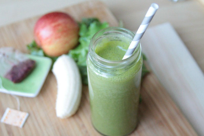 healthy homemade vegan green smoothie with tea, apple, and banana!  by homemade nutrition - www.homemadenutrition.com