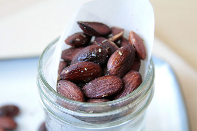 homemade roasted almonds.  Rosemary, salt, and red pepper add a special touch to this satisfying snack!  by Homemade Nutrition - www.homemadenutrition.com