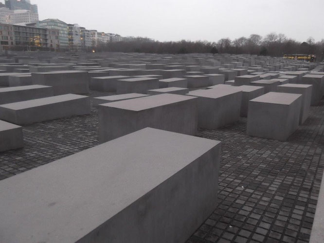 Das Stelenfeld mit 2.711 unterschiedlich großen Betonquadern. © Reinhard A. Sudy