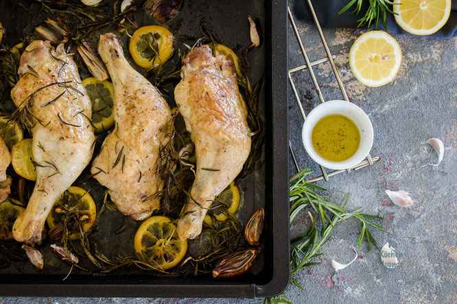 Mediterrane Hähnchenkeulen aus dem Ofen