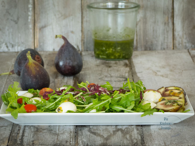 Sommerlicher Blattsalat mit frischer Feige