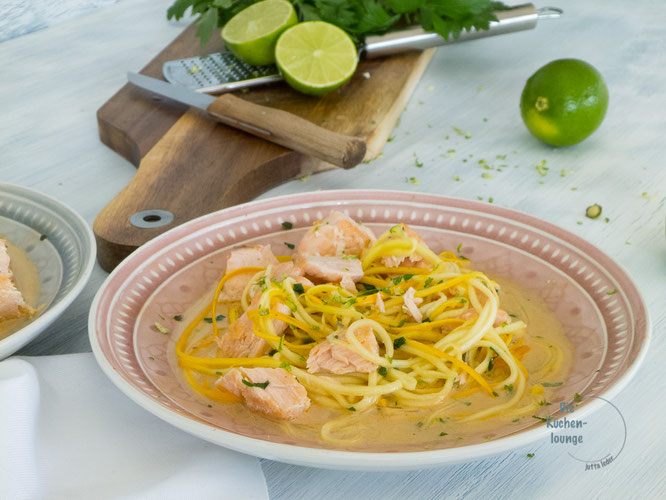 Gemüse-Zoodles mit Lachs