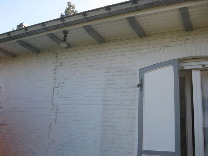 Fissure entre une maison sur caves et une annexe plus récente sur vides ventilés.