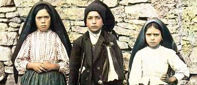 Lucía, Francisco y Jacinta, videntes de Fátima. 