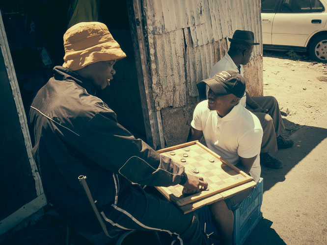 Mühle wird hier auch gern mal mit Kronkorken gespielt, man muss sich eben zu helfen wissen - Township Langa Cape Town South Africa