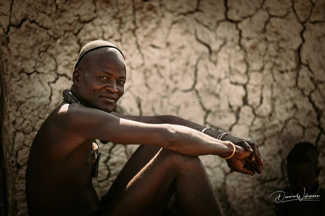 himba mann epupa kaokoveld namibia