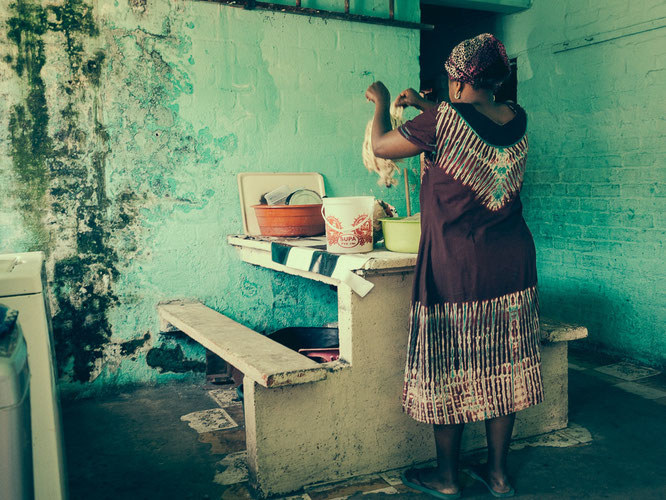 Gemeinschaftsraum und Küche eines gemauerten Hostels, Herberge für 16 Personen auf 4 Zimmern. Hier gibt es bereits eine Waschmaschine - Township Langa Cape Town South Africa