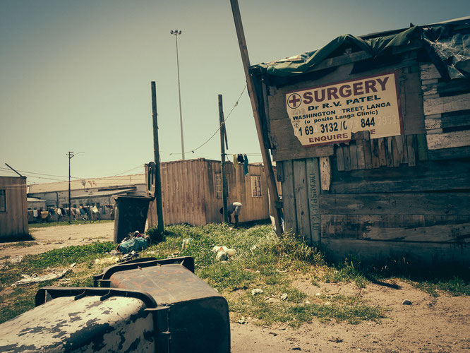 Das Schild Surgery lässt hoffen, es gibt auch einen Arzt und eine Art Krankenhaus im Township, die verdreckte und verwahrloste Umgebung holt mich schnell wieder auf den Boden der Tatsachen - Township Langa Cape Town South Africa