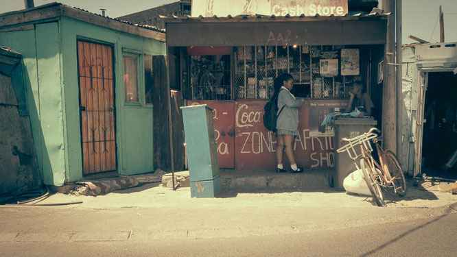 Langa ist eine Stadt in einer Stadt, es gibt nahezu alle Läden, insbesondere Kioske, Friseure, Snäckläden und Bars – nicht zu vergessen den mobile dealer shop wahrscheinlich der wichtigste Laden im Township - Township Langa Cape Town South Africa