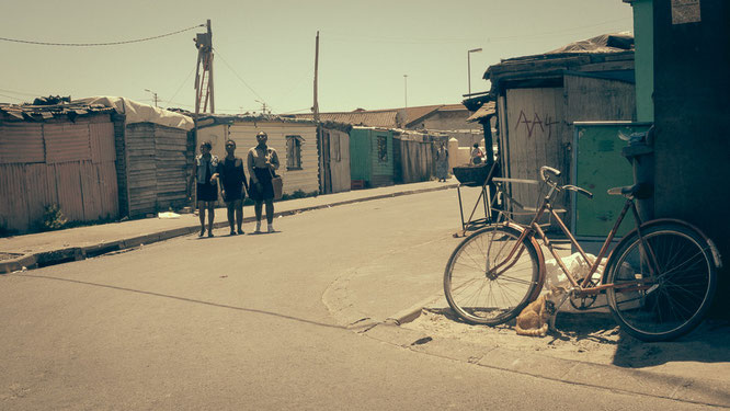 Junge Mädchen haben sich schick gemacht und flanieren über die Straßen Langas - Township Langa Cape Town South Africa