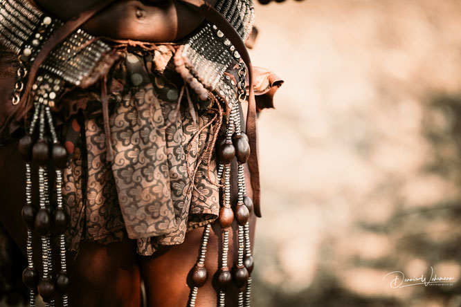 typischer himba frauenschmuck epupa kaokoveld namibia