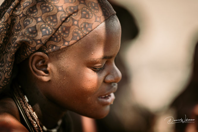 junge himba frau epupa kaokoveld namibia