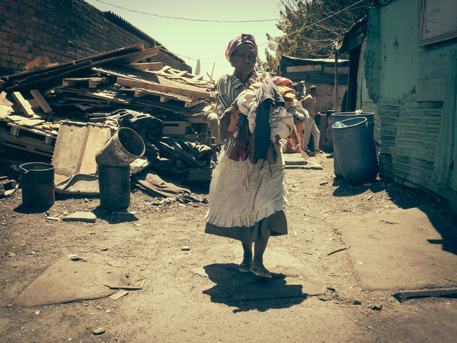 Wäsche wird hier von Hand gewaschen – die Menschen achten penibel auf ihr äußeres Erscheinungsbild, wenn sie auf die Straße gehen - Township Langa Cape Town South Africa