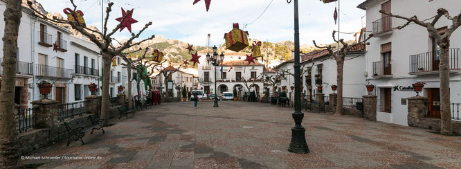 Marktplatz von Grazalema mit Weihnachtsbeleuchtung