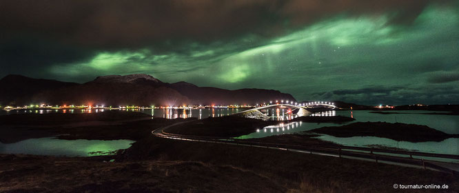 Polarlichter über den Brücken von Fredvang sind ein Top Fotospot auf den Lofoten