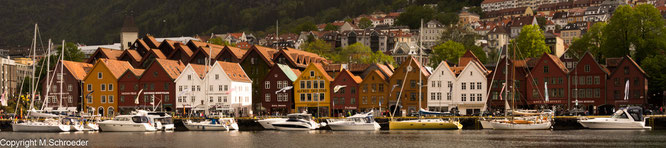 Das Hafenviertel Bryggen mit den Fassaden der ehemaligen Handelskontore