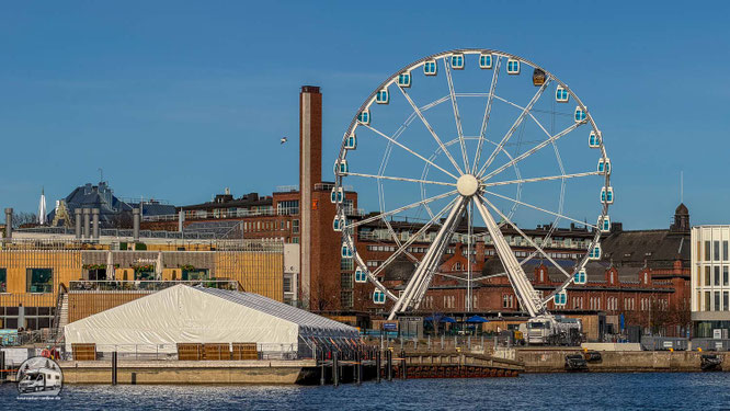 Blick vom Marktplatz auf Helsinkis SkyWheel