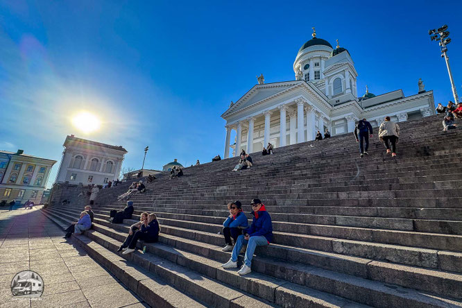 Die Treppe zum Dom wird zum Verweilen genutzt