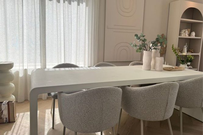 Woonkamer met witte beton eettafel