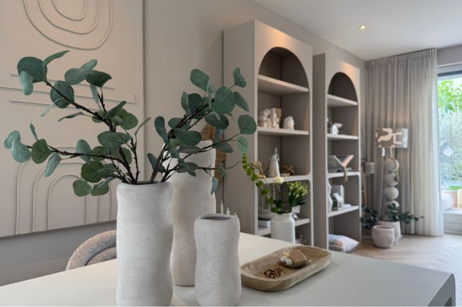 bruin/ zand kleurige Scandinavische woonkamer met ronde woondecoratie