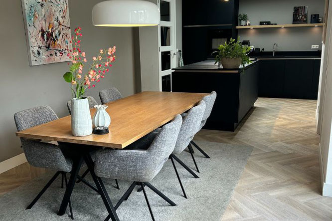 Binnenkijken: zwart matte keuken met kookeiland en Scandinavisch interieur