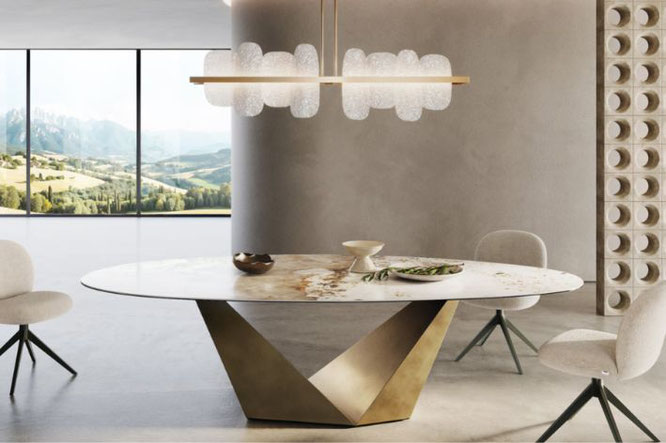 Keramische eettafel met marmerlook blad en brons metalen onderstel in moderne woonkamer