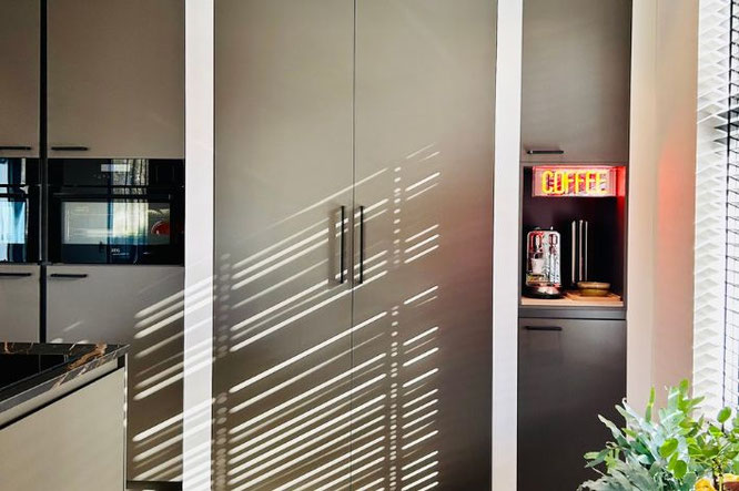 moderne aardetinten woonkeuken, klassieke details