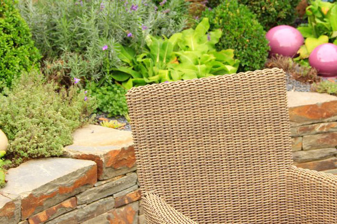 Lange smalle tuin- bank op borderrand