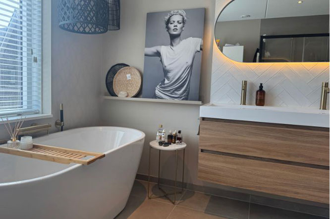 Scandinavische badkamer met losstaand bad