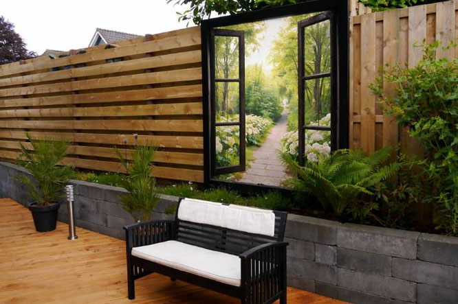 Tuinposter buiten schutting maken