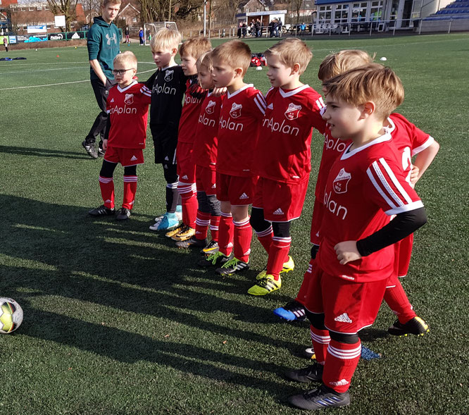 Finn Holtwick, Liam Schrader, Ole Kerkhoff, Esther Herrschaft, Alexander Spork, Miguel Darmstadt Levi Steigerwald, Jano Woltsche und Alessio Nicosia bei der Begrüßung.