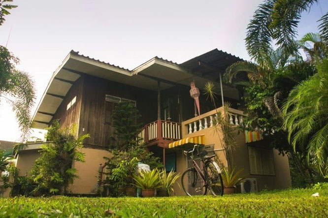 Guesthouse in an authentic Thai house in a garden