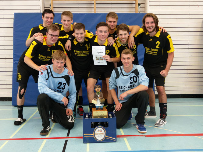 Die erfolgreichen Männer mit Pokal und Gewinn. Foto: TSV, Kupfer